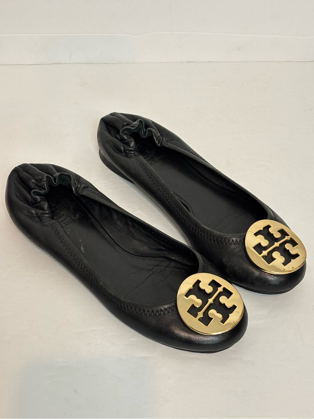 Tory Burch Reva Black Leather Gold Round Toe Flats 4.5